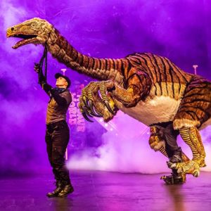 Life-like dinosaur puppet in Dinosaur World Live