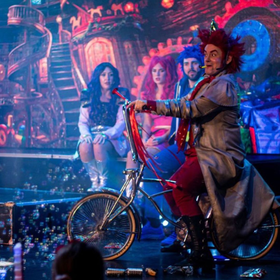 Elf Pop Dreams festive theatre scene
