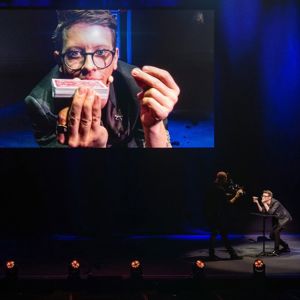 Magician performing card trick in Now You See Me Live