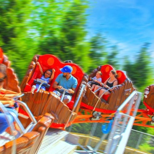 Family spinning ride at Twinlakes Theme Park